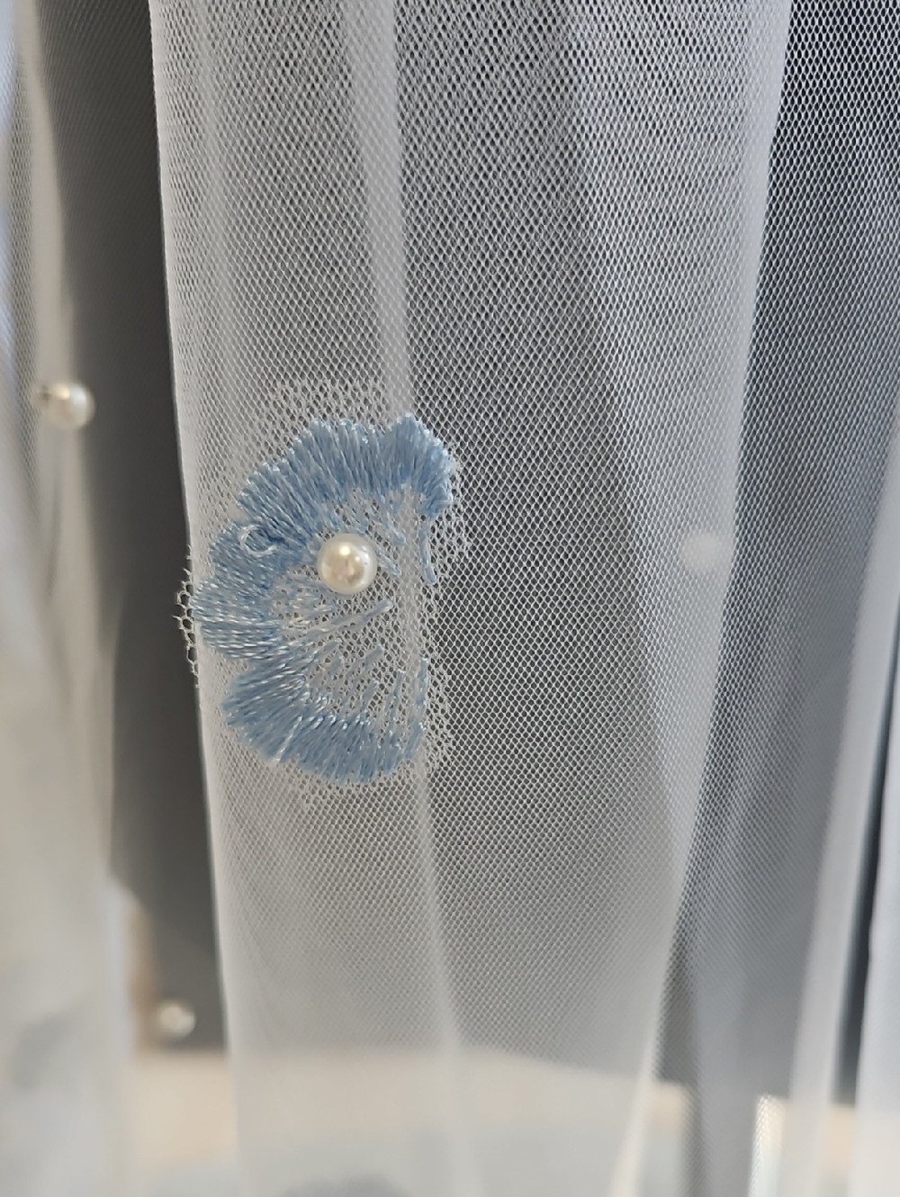 39" white & blue veil, 1 tier, lace applique edge w/ scattered pearls and metal - Picture 8 of 17
